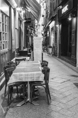  Güzel, Fransa, 5 Ocak 2017. Akşam açık havada eski şehrin sokak kafe küçük tablolar