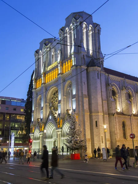 Niza, FRANCIA, en Enero 6, 2017. Fogatas nocturnas iluminan la avenida Jean Madsen y la catedral de Nizz Notre Dame — Foto de Stock