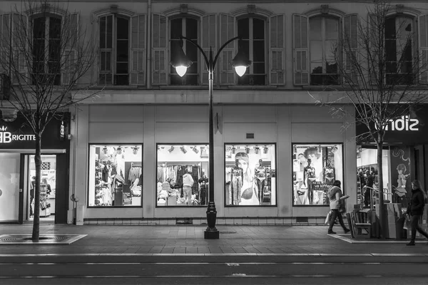 NICE, FRANÇA, em 6 de janeiro de 2017. Vista urbana à noite. Mostra-janela brilhantemente iluminada da loja — Fotografia de Stock