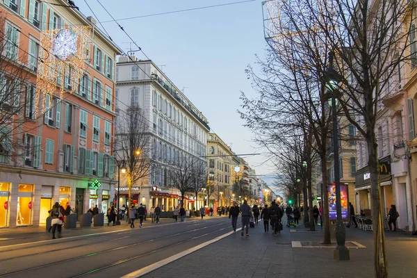 Nice, Frankrike, den 9 januari, 2017. Stadslandskapet. Vackra historiska byggnader göra en attraktiv arkitektoniskt komplex — Stockfoto