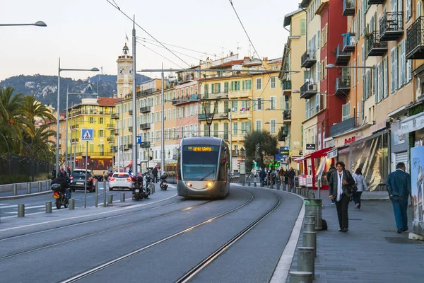 Nice, Francie, na 5 ledna 2017. Moderní vysokorychlostní tramvaj jezdí po celém městě — Stock fotografie