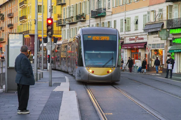 Ніцца, Франція, на 5 січня 2017 року. Сучасні швидкісний трамвай іде по місту — стокове фото