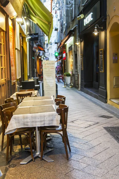Nicea, Francja, w dniu 5 stycznia 2017. Małych stolikach ulicznych kawiarni pod gołym niebem w godzinach wieczornych na starym mieście — Zdjęcie stockowe