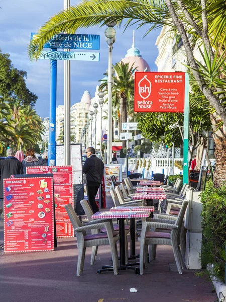 நிஸ், பிரான்ஸ், ஜனவரி 9, 2017 அன்று. சூரிய ஒளி Promenade des Anglais - நகரத்தின் முக்கிய தரை, உலகின் மிக அழகான ஒன்றாகும், மற்றும் நடைபாதையில் ஒரு கஃபே இஸ்தான்புல் — ஸ்டாக் புகைப்படம்