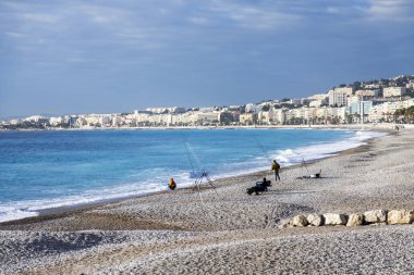 Güzel, Fransa, üzerinde 9 Ocak 2017. Gün batımı Promenade des Anglais - en güzel şehirlerden ana dolgu bilir dünya ve şehir çakıl plajı