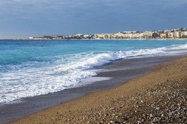 Güzel, Fransa, üzerinde 9 Ocak 2017. Gün batımı Promenade des Anglais - en güzel şehirlerden ana dolgu bilir dünya ve şehir çakıl plajı