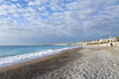 Güzel, Fransa, üzerinde 9 Ocak 2017. Gün batımı Promenade des Anglais - en güzel şehirlerden ana dolgu bilir dünya ve şehir çakıl plajı