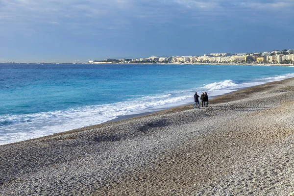 Niza, FRANCIA, en Enero 9, 2017. Las luces del sol del atardecer Promenade des Anglais - el terraplén principal de la ciudad, uno de los más bellos del mundo, y la playa de guijarros de la ciudad — Foto de Stock