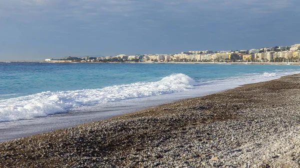 Nice, Frankrike, den 9 januari, 2017. Solnedgången solen lyser Promenade des Anglais - den viktigaste invallningen av staden, en av de vackraste i världen, och staden pebble beach — Stockfoto