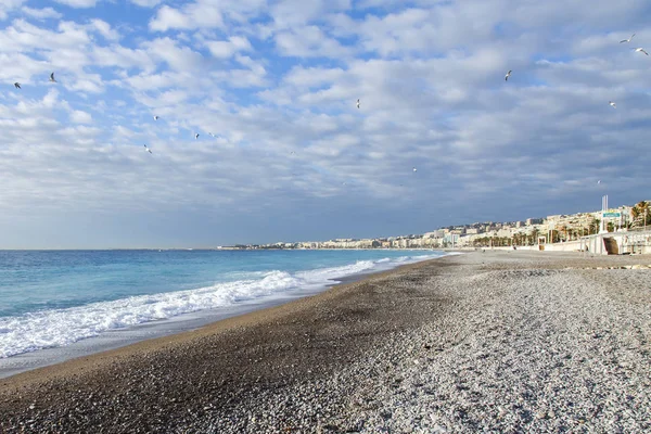 Nice, Frankrike, den 9 januari, 2017. Solnedgången solen lyser Promenade des Anglais - den viktigaste invallningen av staden, en av de vackraste i världen, och staden pebble beach — Stockfoto