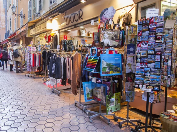 NICE, FRANCE, le 6 JANVIER 2017. la rue pittoresque de la vieille ville — Photo