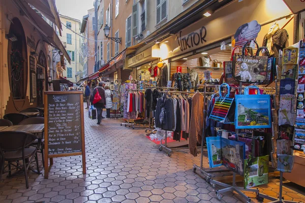 Niza, FRANCIA, en Enero 6, 2017. la pintoresca calle en la ciudad vieja — Foto de Stock