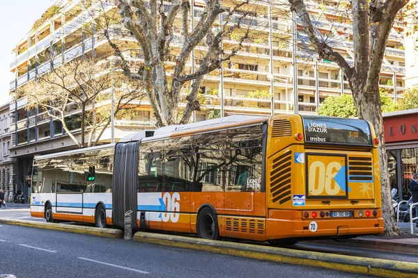 Nice, Francie, na 9 lednu 2017. Autobus jede na náměstí — Stock fotografie