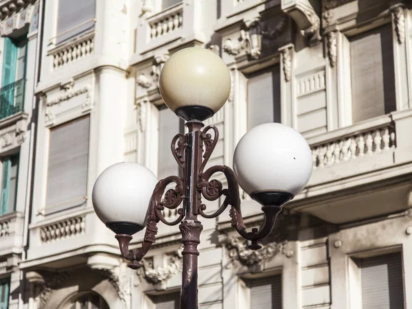 Nice, france, am 9. januar 2017. die sonne beleuchtet eine schöne stilvolle lampe vor dem hintergrund der traditionellen architektur — Stockfoto