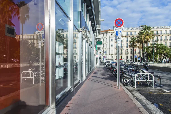 NICE, FRANÇA, em 6 de janeiro de 2017. O sol ilumina a rua da cidade pela manhã — Fotografia de Stock