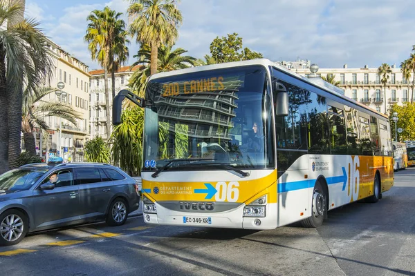 Nice, Francie, na 9 lednu 2017. Autobus jede na náměstí — Stock fotografie