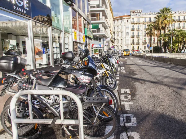 Nice, Frankrijk, op 8 januari 2017. Talrijke motorfietsen worden geparkeerd op de stad straat — Stockfoto