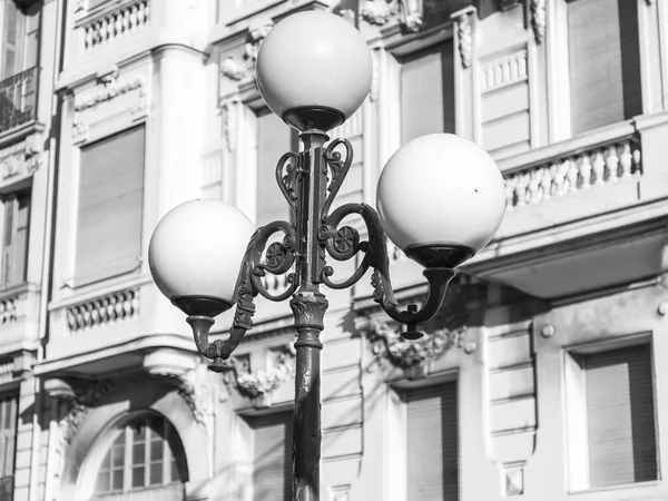 Nice, france, am 6. januar 2017. eine schöne antike lampe vor dem hintergrund der architektur — Stockfoto