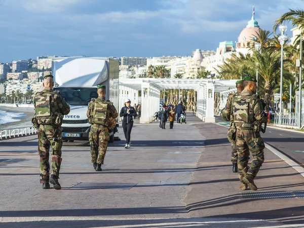 NICE, FRANCE, on JANUARY 6, 2017. Soldiers patrol Promenade des Anglais - the main embankment of the city, one of the most beautiful in the world — Stock Photo, Image