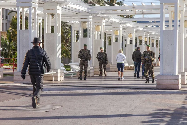 Nice, Frankrike, den 6 januari, 2017. Soldater patrullerar Promenade des Anglais - den viktigaste invallningen av staden, en av de vackraste i världen — Stockfoto