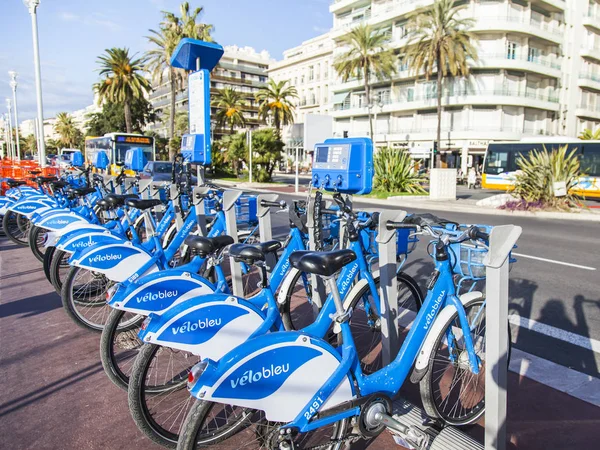 NICE, FRANÇA, em 6 de janeiro de 2017. Vista urbana. Bicicletas ficar no centro de aluguer de Velo Azul em cuidado Promenad des Anglais — Fotografia de Stock