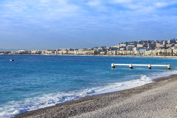 Nicea, Francja, na 9 stycznia 2017 r. Zachód słońca słońce świeci Promenade des Anglais - głównym nabrzeżu miasta, jednym z najpiękniejszych na świecie, i miasta kamienistej plaży — Zdjęcie stockowe
