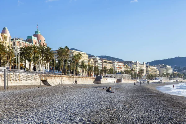 NICE, FRANCIA, il 9 GENNAIO 2017. Promenade des Anglais - il principale argine della città, uno dei più belli del mondo, si estende lungo il mare e la spiaggia . — Foto Stock