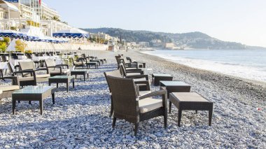 Güzel, Fransa, üzerinde 9 Ocak 2017. Sabah güneşi Promenade des Anglais - en güzel şehirlerden ana dolgu ışıklar dünya ve şehir çakıl sahilde Cafe küçük tablolar