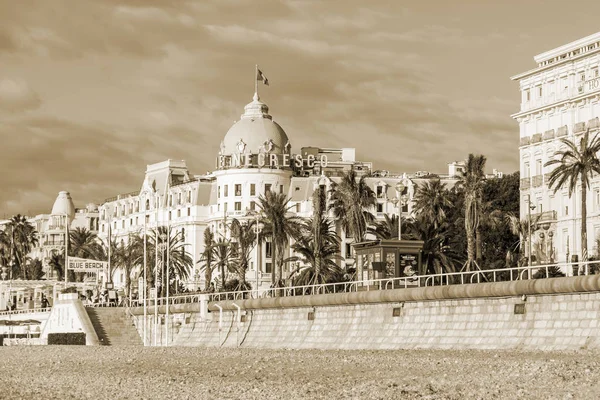 NICE, FRANCIA, il 9 GENNAIO 2017. Promenade des Anglais - il principale argine della città, uno dei più belli del mondo, si estende lungo il mare e la spiaggia . — Foto Stock