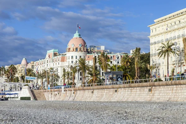 NICE, FRANCE, di JANUARY 9, 2017. Promenade des Anglais - tanggul utama kota, salah satu yang paling indah di dunia, membentang di sepanjang laut dan pantai . — Stok Foto