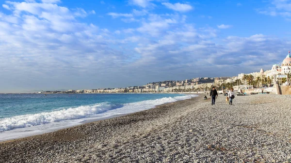 Nice, Francie, na 9 lednu 2017. Promenade des Anglais – hlavní nábřeží města, jeden z nejkrásnějších na světě, se táhne podél moře a pláže. — Stock fotografie