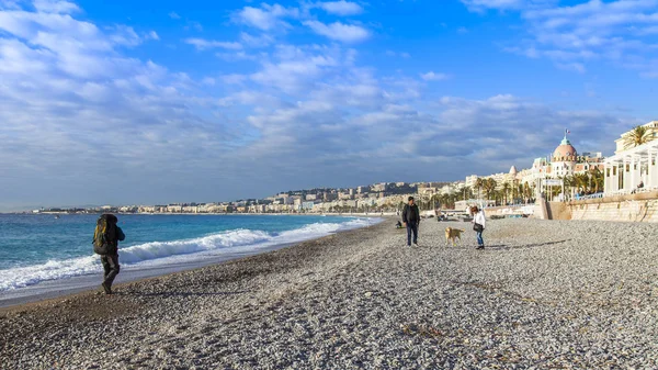 Nice, Francie, na 9 lednu 2017. Promenade des Anglais – hlavní nábřeží města, jeden z nejkrásnějších na světě, se táhne podél moře a pláže. — Stock fotografie