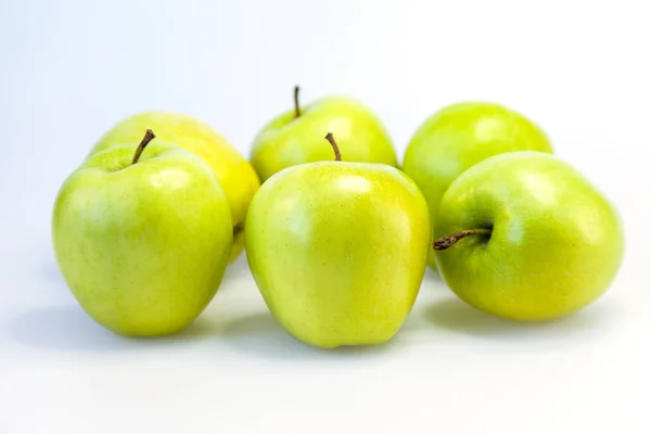 Smaka färska gröna äpplen på ett bord — Stockfoto