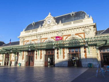 Güzel, Fransa, 6 Ocak 2017. Tren istasyonu ve bunun önünde kare bina bilir