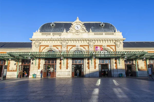 NICE, FRANCE, on JANUARY 6, 2017. The sun lights the building of the railway station and the square in front of it — Stock Photo, Image