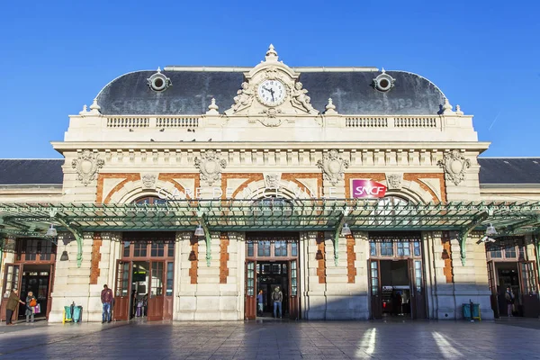 NICE, FRANCE, on JANUARY 6, 2017. The sun lights the building of the railway station and the square in front of it — Stock Photo, Image