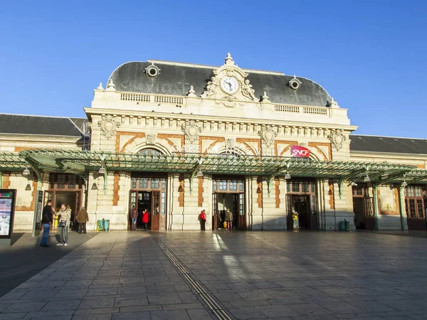 好，法国，2017 年 1 月 6 日。太阳只能照亮火车站和在它前面的广场的建设 — 图库照片