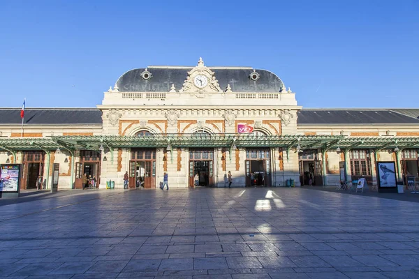 NICE, FRANÇA, em 6 de janeiro de 2017. O sol ilumina o edifício da estação ferroviária e a praça à sua frente — Fotografia de Stock