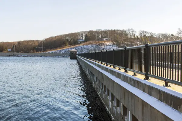 ダムの貯水池の水門設計 — ストック写真