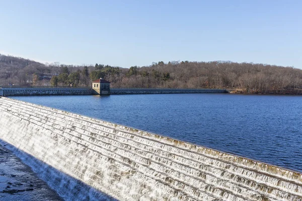 ダムの貯水池の水門設計 — ストック写真