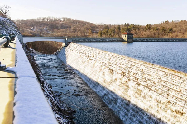 ダムの貯水池の水門設計 — ストック写真