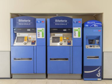  Güzel, Fransa, 6 Ocak 2017. Otomatik satış makineleri bilet tren istasyonu binasında yolcu bekliyoruz