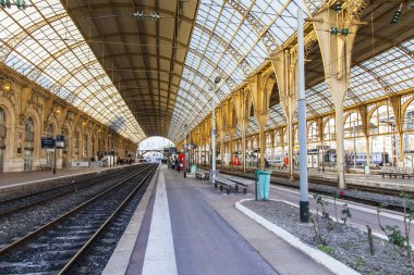 Güzel, Fransa, 6 Ocak 2017. Tren istasyonu platformu bilir