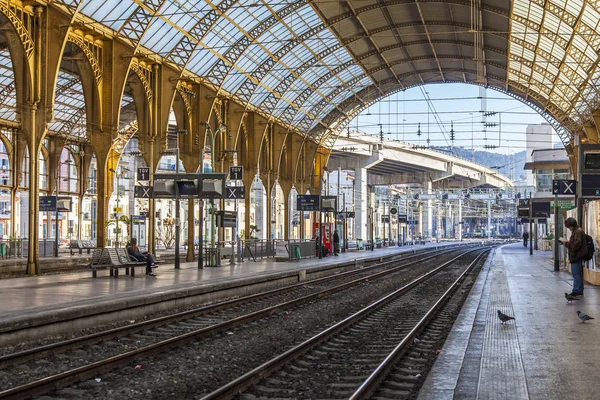 Niza, FRANCIA, en Enero 6, 2017. Los pasajeros esperan que el tren en la plataforma de la estación de tren — Foto de Stock