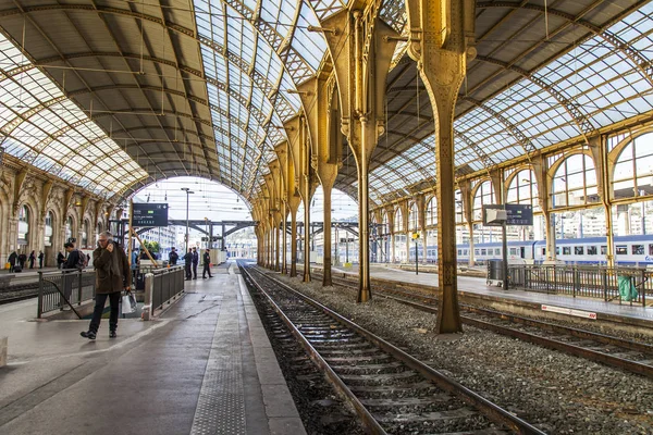 Güzel, Fransa, 6 Ocak 2017. Yolcu treni tren istasyonu platformunda bekliyoruz.