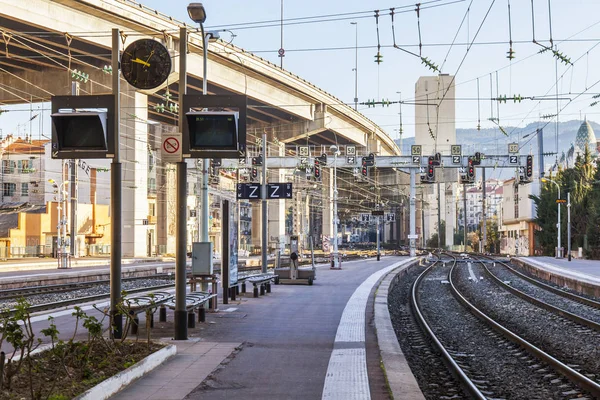 Nice, Francie, na 6 lednu 2017. Slunce svítí platformu železniční stanice — Stock fotografie