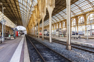 Güzel, Fransa, 6 Ocak 2017. Tren istasyonu platformu bilir