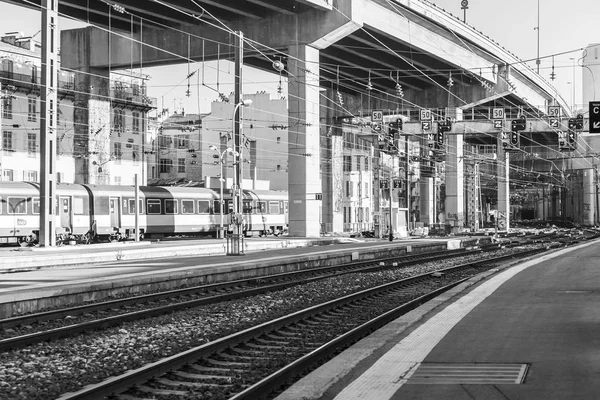 NICE, FRANÇA, em 6 de janeiro de 2017. O sol ilumina a plataforma da estação ferroviária — Fotografia de Stock