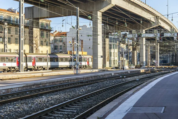 NICE, FRANÇA, em 6 de janeiro de 2017. O sol ilumina a plataforma da estação ferroviária — Fotografia de Stock