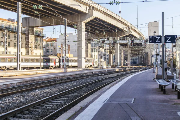 NICE, FRANÇA, em 6 de janeiro de 2017. O sol ilumina a plataforma da estação ferroviária — Fotografia de Stock
